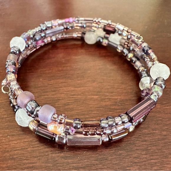 Handmade beaded memory bracelet. Cuff style in shades of purple and mauve - Picture 3 of 4